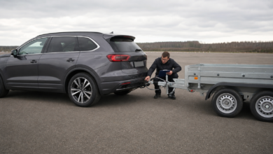 Ingenieur prüft die Anhängerkupplung zwischen SUV und Tandemanhänger