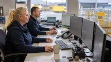 Zwei Disponenten koordinieren Transportaufträge in einer Logistikzentrale
