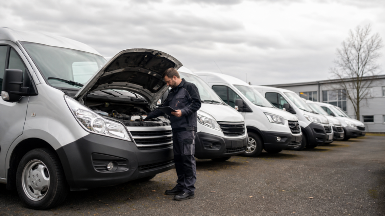 Techniker prüft einen gebrauchten Transporter auf einem Händlergelände