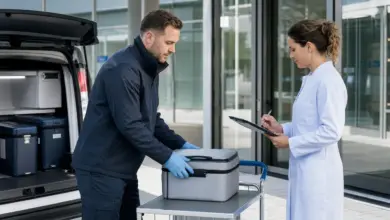 Medizinischer Kurier übergibt eine isolierte Transportbox am Krankenhaus