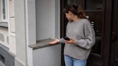 Empfängerin prüft nach Zustellmeldung einen leeren Ablageort am Hauseingang