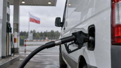 Diesel-Zapfpistole an einem weißen Lieferwagen, polnische Flagge im Hintergrund – KI-Symbolbild